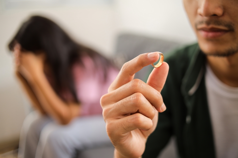 外遇後的婚姻還能修復嗎？婚內出軌創傷與信任重建的心理指南